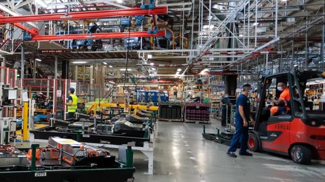 Trabajadores de una industria. Imagen de archivo de Europa Press.