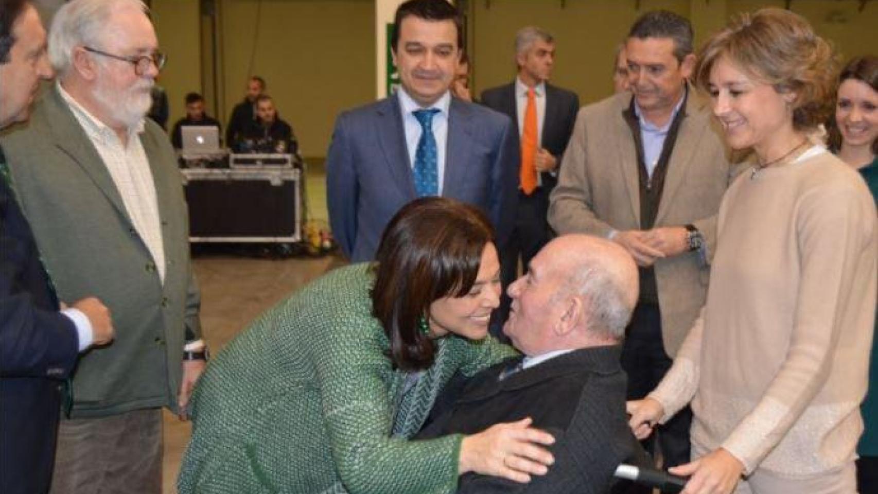 Francisco Lucas-Torres, en silla de ruedas, cuando recibió la Insignia de Oro de Asaja en el año 2015.