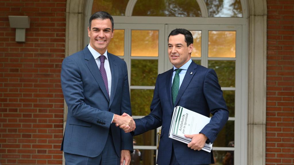 El presidente de la Junta de Andalucía, Juanma Moreno, saluda a Pedro Sánchez a su llegada a Moncloa.