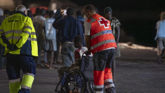 Un trabajador de la Cruz Roja atiende a un migrante llegado a El Hierro, en una imagen reciente.