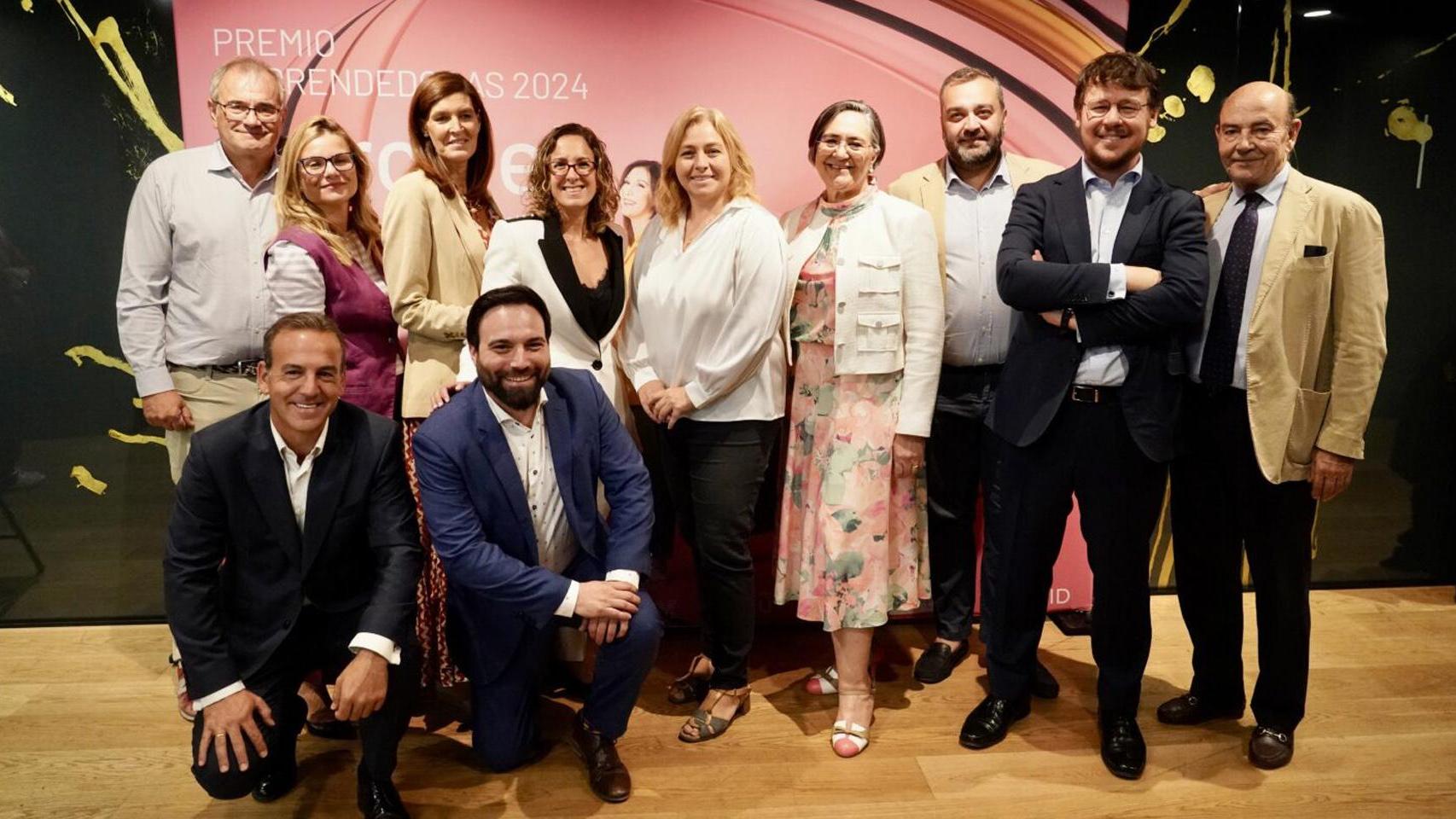 La vicealcaldesa de Madrid, Inma Sanz, y el concejal delegado de Innovación y Emprendimiento, Ángel Niño, con el jurado y las ganadores de la última edición  'Emprendedoras 2024'