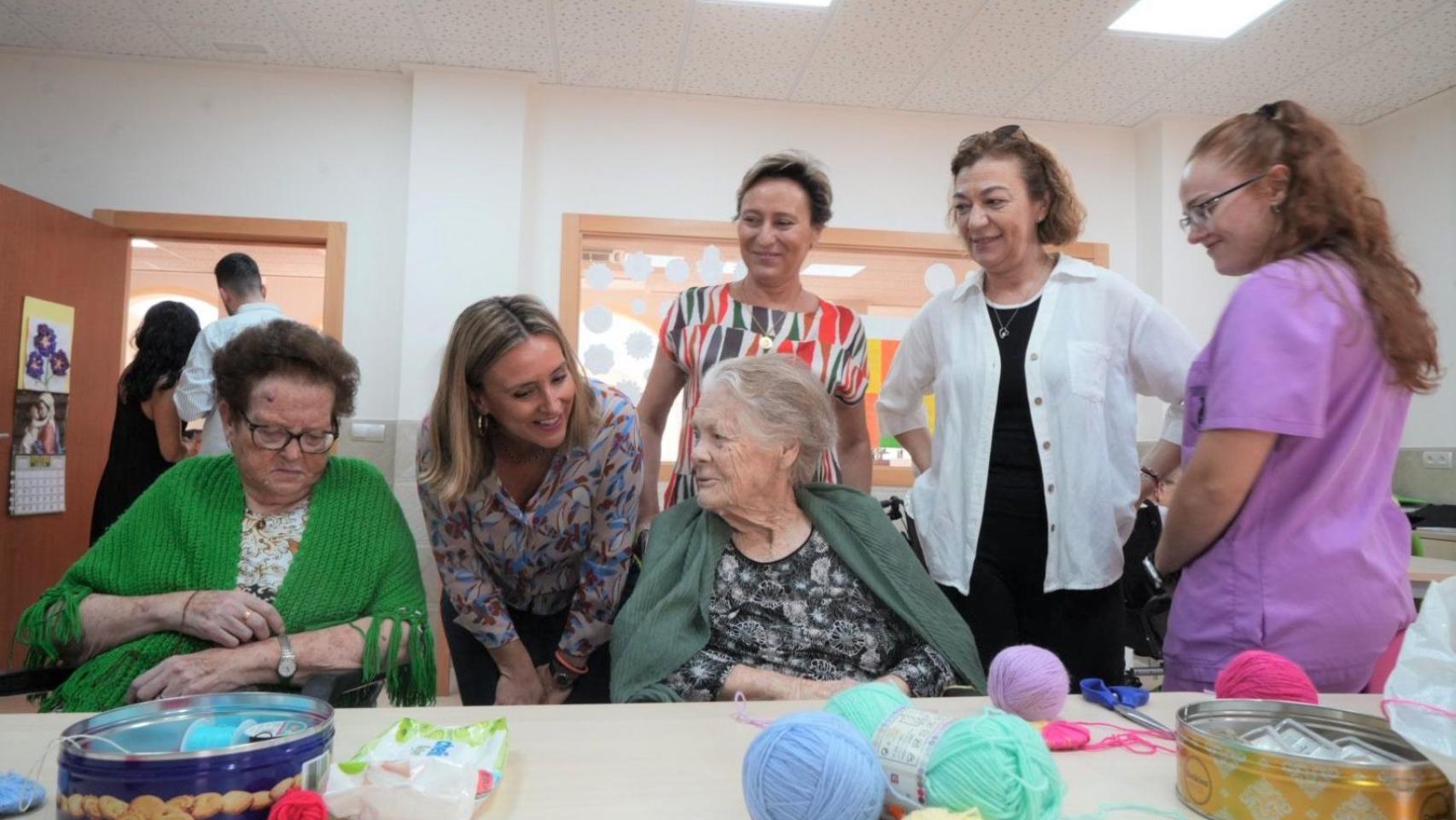 La consejera de Política Social, Conchita Ruiz, junto a la alcaldesa de Jumilla, Seve González, durante su visita a la residencia 'Nuestra Señora de la Asunción'.