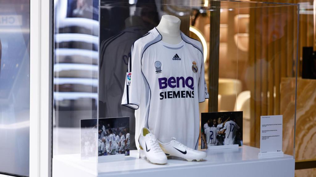 Una de las camisetas de la exposición 'Pegada al corazón' del Real Madrid en LaFinca Grand Café.