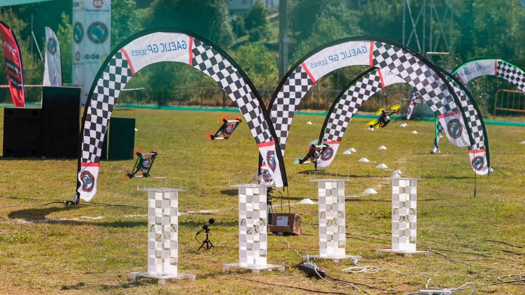 Cuatro drones en una carrera.