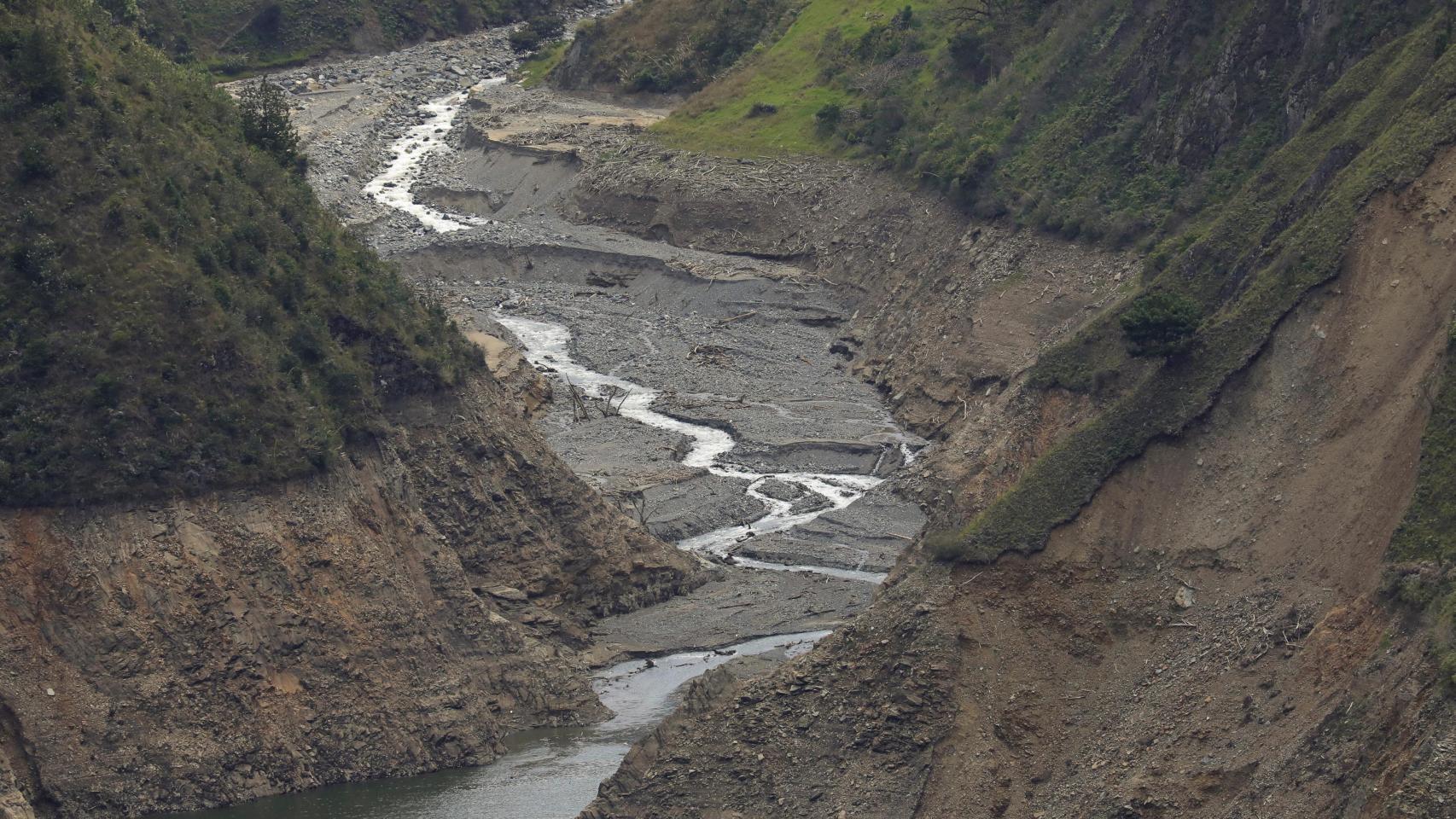 Imagen donde se aprecia la sequía que afecta al río Paute, en Ecuador.