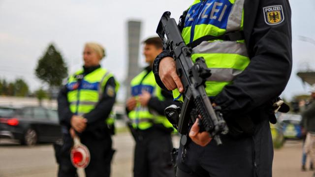 La policía alemana realiza controles aleatorios en la frontera con Francia, en Kehl.