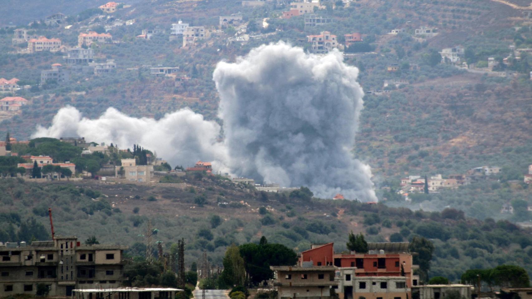 El humo se eleva desde la aldea de Kfar Kila, en el sur del Líbano.