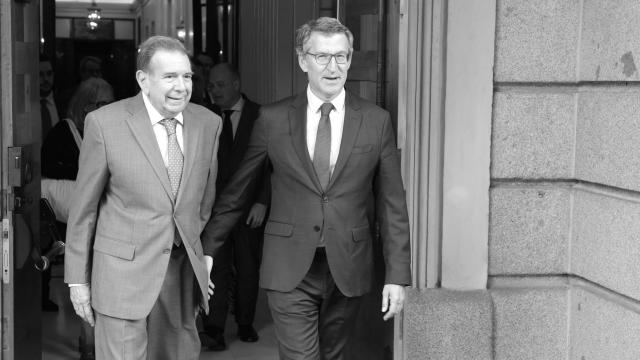 El candidato opositor venezolano Edmundo González con el líder del PP, Alberto Núñez Feijóo, en el Congreso de los Diputados.