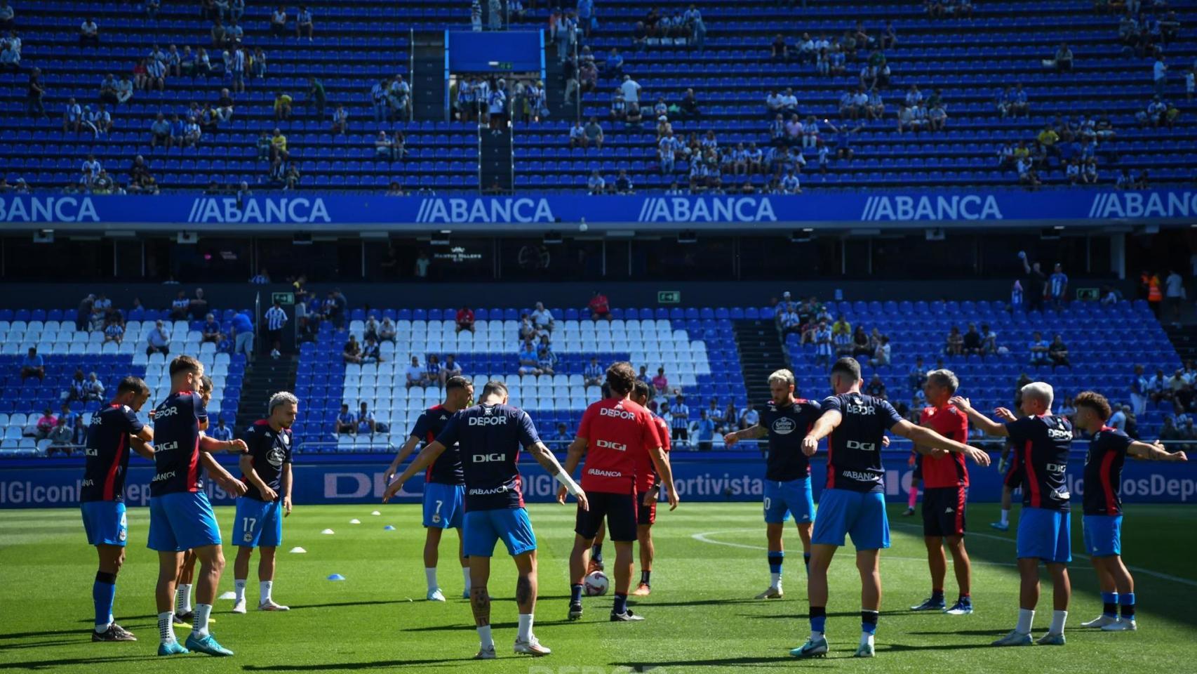 Jugadores del Dépor calentando en Riazor