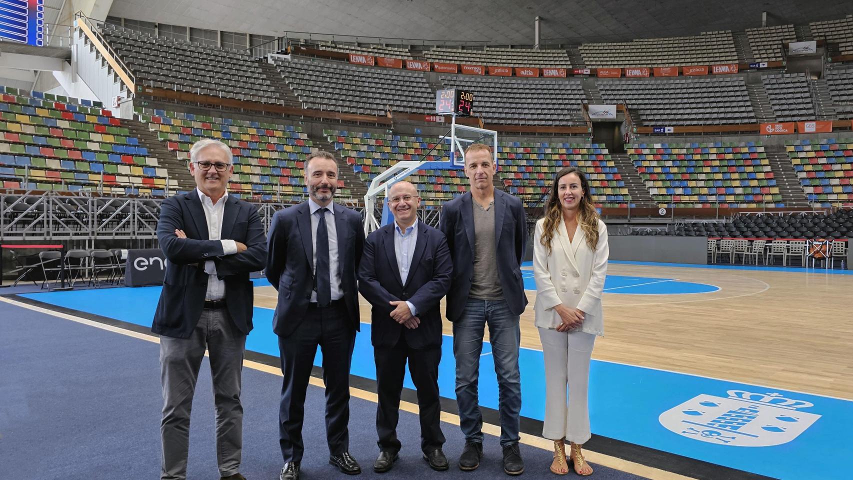 Acto de la firma del acuerdo de colaboración entre Básquet Coruña y Vegalsa-Eroski en el Coliseum.