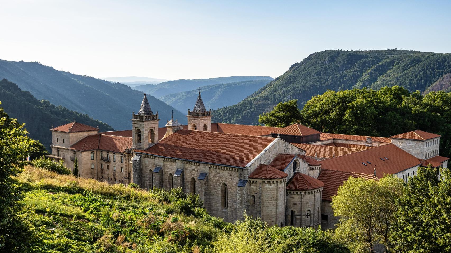 Monasterio gótico romántico de Santo Estevo do Ribas de Sil