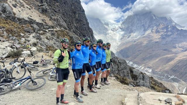 Los expedicionarios se abrazan en la cima del Portachuelo.