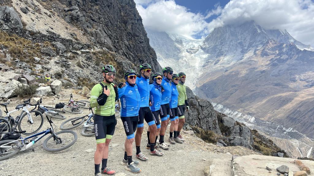 Los expedicionarios se abrazan en la cima del Portachuelo.