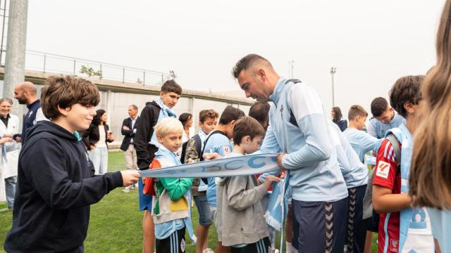 Iago Aspas firma una bufanda del Celta.