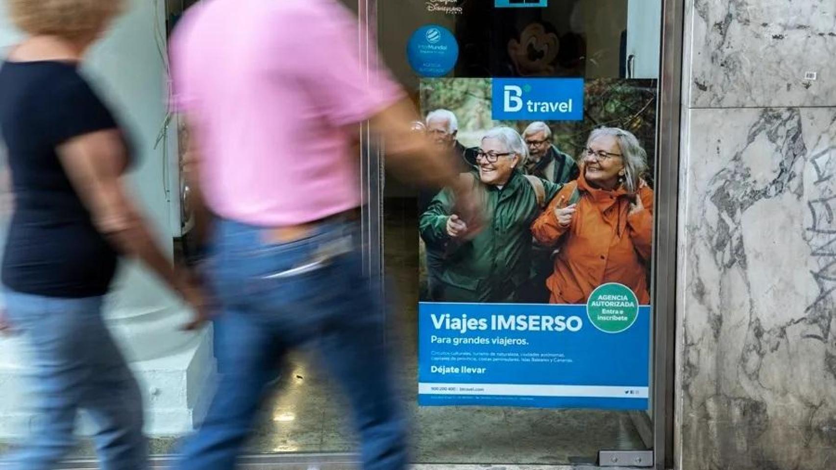 Varias personas piden información en una agencia sobre los viajes del Imserso. Efe / Biel Aliño