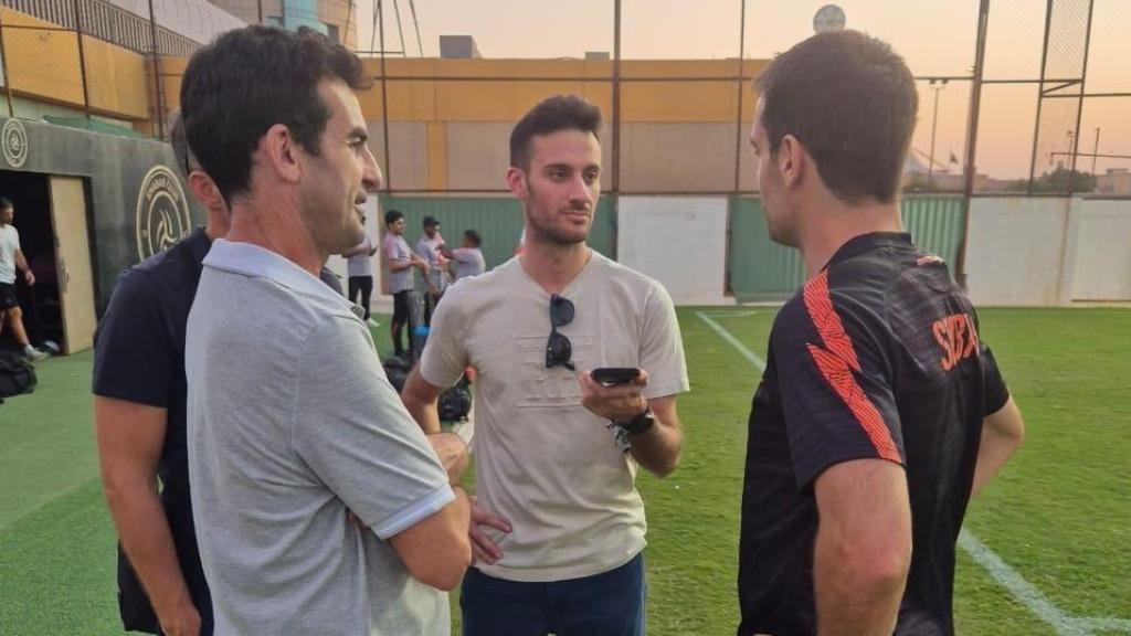 Giacomo Bonaventura, jugador del Al-Shabab, charla con EL ESPAÑOL, Marca y un miembro de la Saudi Pro League.