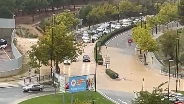 La rotonda de acceso a la Z-30 en Zaragoza desbordada de agua