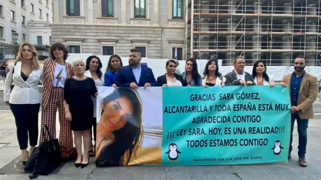 Los familiares de Sara Gómez, el 15 de septiembre de 2022, en el Congreso de los Diputados, junto a los miembros de la Secpre y la concejal del PSOE en el Ayuntamiento de Alcantarilla, Carolina Salinas, y la entonces diputada autonómica Lara Hernández, cuando se aprobó la 'ley Sera' como una Proposición  no de Ley.