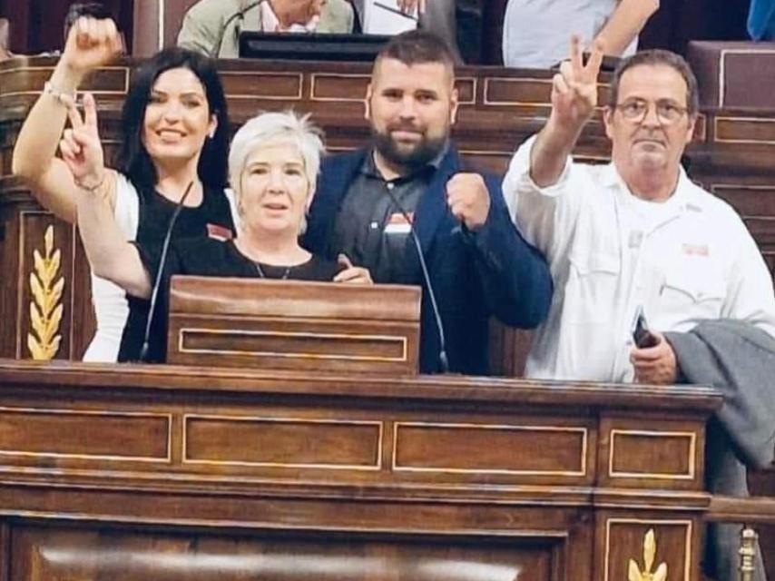 Los padres y los hermanos de la difunta Sara Gómez, en septiembre de 2022, en el Congreso  de los Diputados, tras la aprobación de la Proposición no de Ley contra el intrusismo médico.