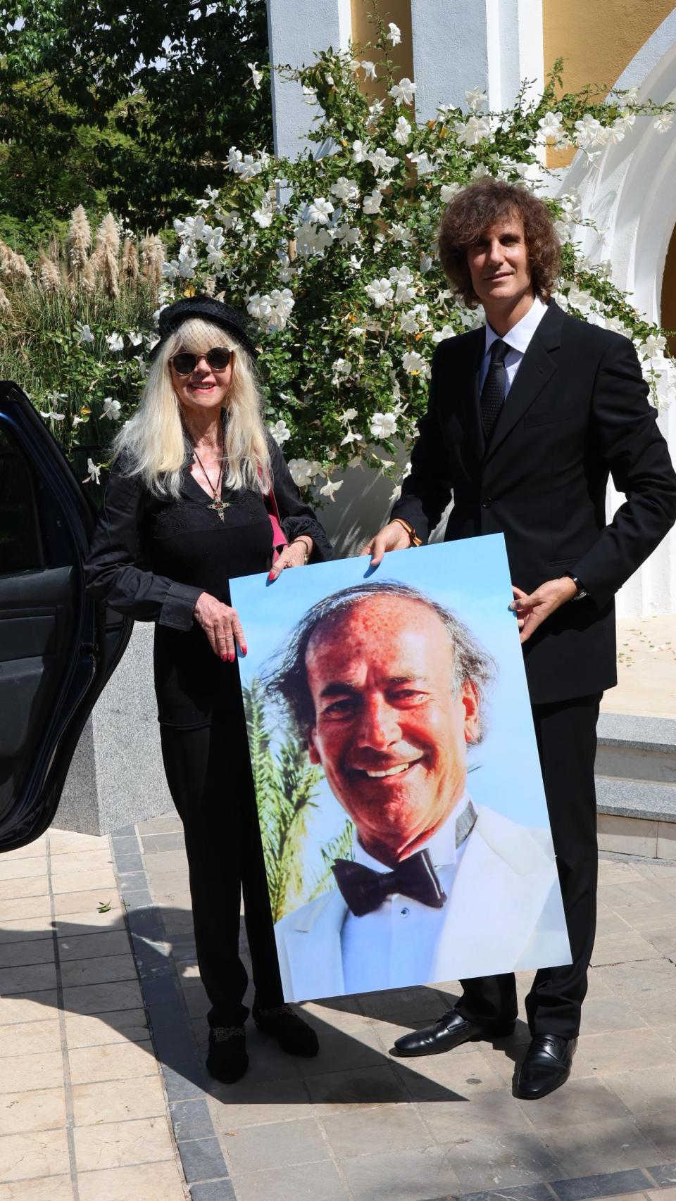 Francisco José y Gunilla, posando con la fotografía de Luis Ortiz, este sábado, día 21.