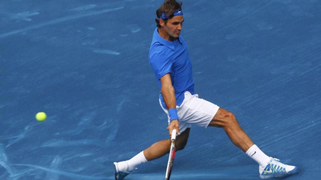 Roger Federer ejecuta un revés en la tierra batida azul de Madrid.