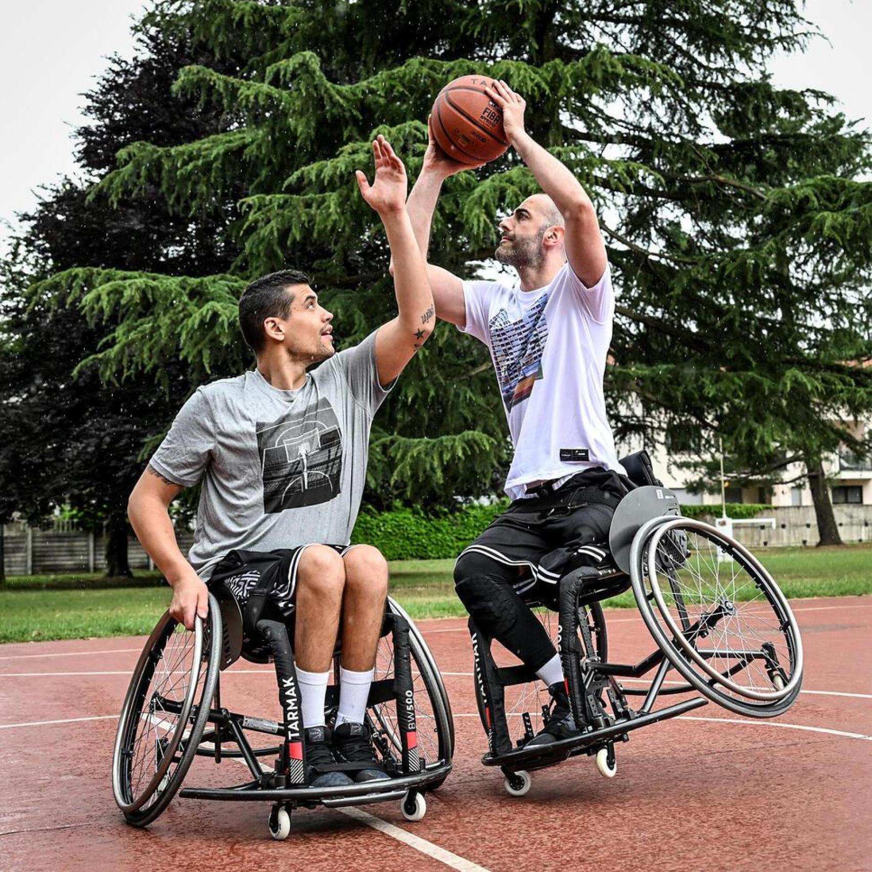 Dos hombres jugando al baloncesto adaptado.