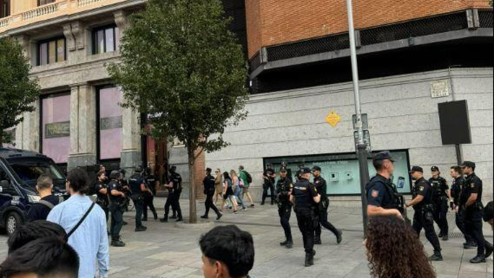 Momento del desalojo en la plaza de Callao.