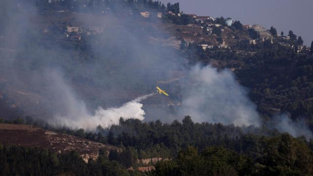 Un avión de extinción de incendios arroja agua tras un ataque con cohetes desde el Líbano, en medio de hostilidades transfronterizas entre Hezbolá e Israel, en el norte de Israel, el 21 de septiembre de 2024.