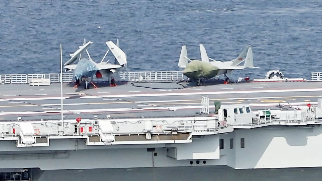 Maqueta del J-31B (derecha) junto al J-15 en unos entrenamientos a bordo del Liaoning