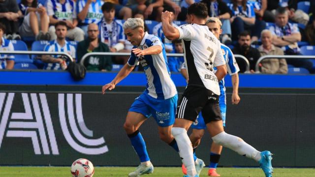 Yeremay pelea por un balón en el partido ante el Burgos