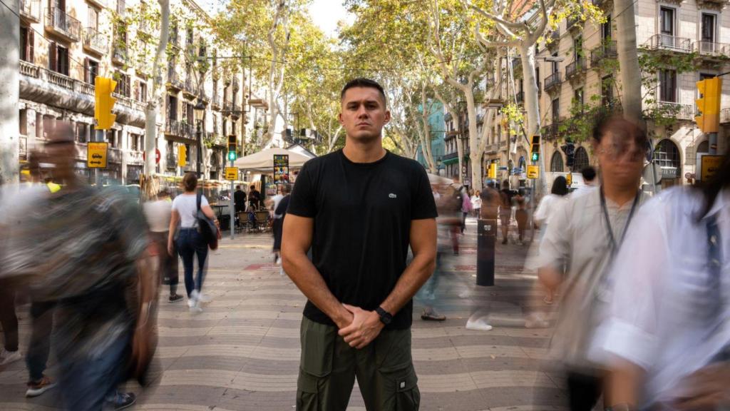 Federico posa en la Rambla de Barcelona.