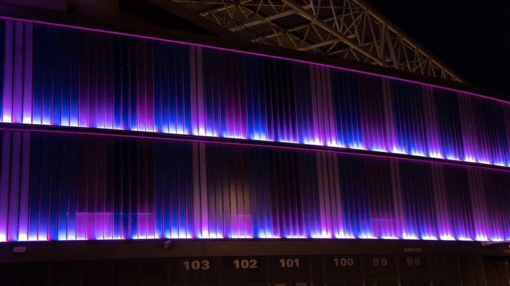 El RCDE Stadium en Cornellà-El Prat iluminado de morado