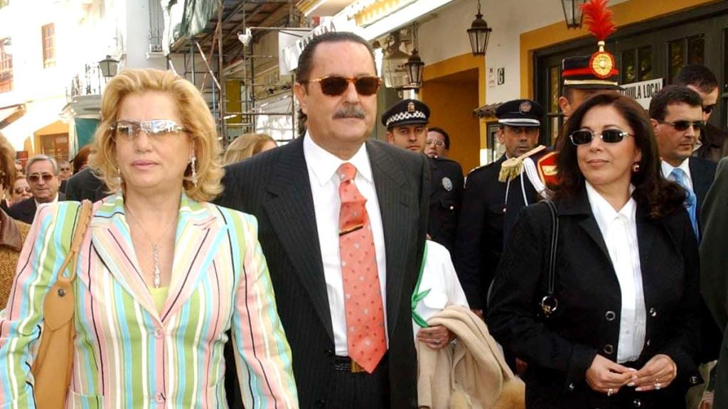 Julián Muñoz, Mayte Zaldívar e Isabel Pantoja, paseando por las calles de Marbella, en 2003.