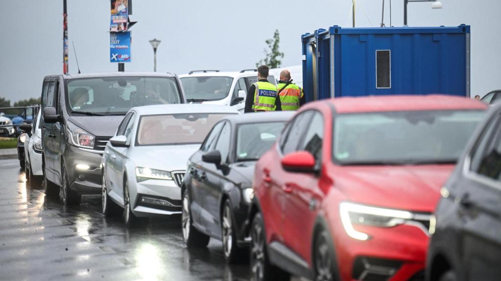 Los vehículos pasan por un puesto de control en el cruce fronterizo germano-polaco Stadtbruecke, en Frankfurt .