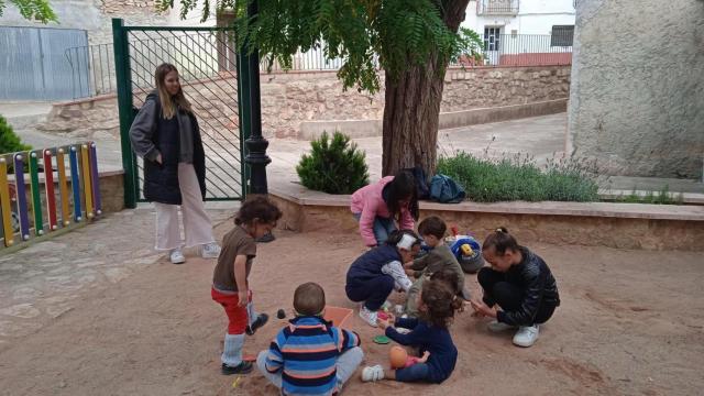 Escolares disfrutan de la reapertura de la escuela rural de Monforte de Moyuela (Teruel)