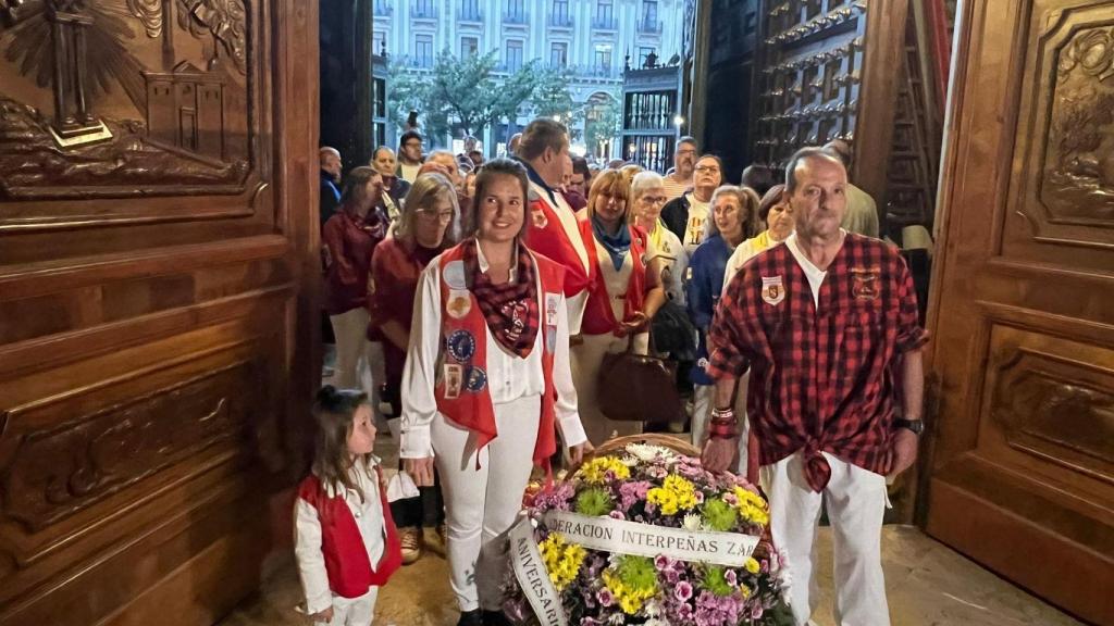 Las agrupaciones de Interpeñas de Zaragoza celebran su ofrenda de flores a la Virgen del Pilar