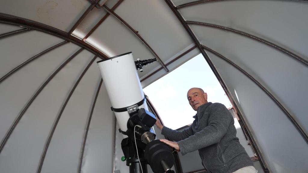 Javier Terceño en su observatorio astronómico instalado en la localidad palentina de Marcilla de Campos