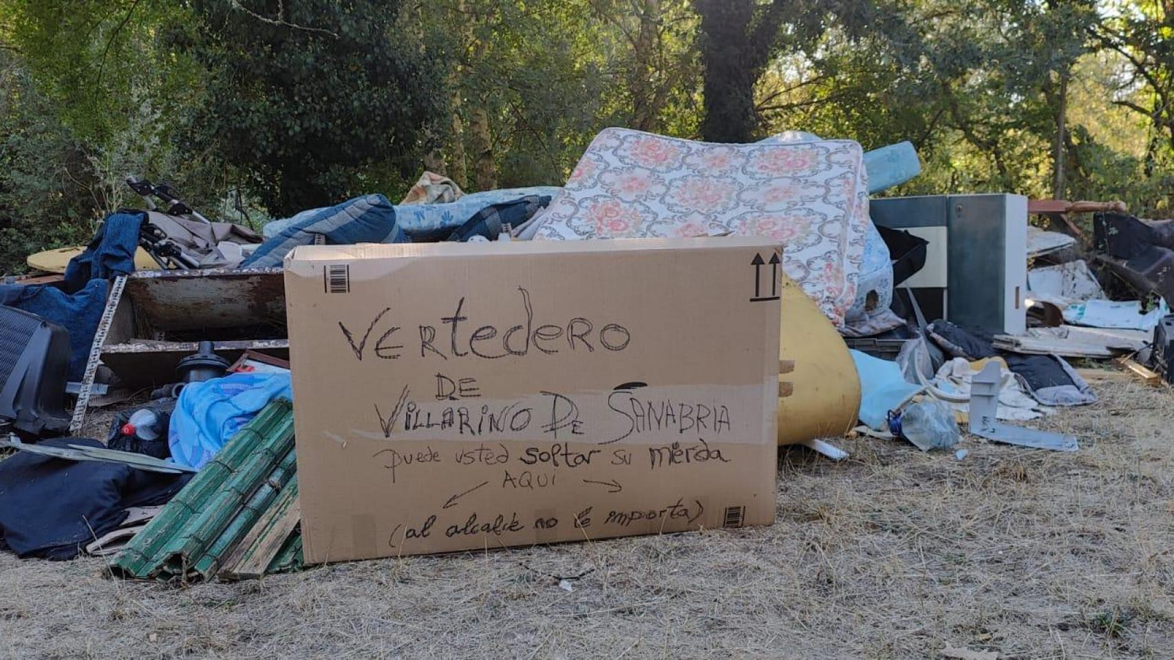 Imagen del cartel contra la ausencia de implicación del alcalde de Villarino de los Aires en el vertedero ilegal