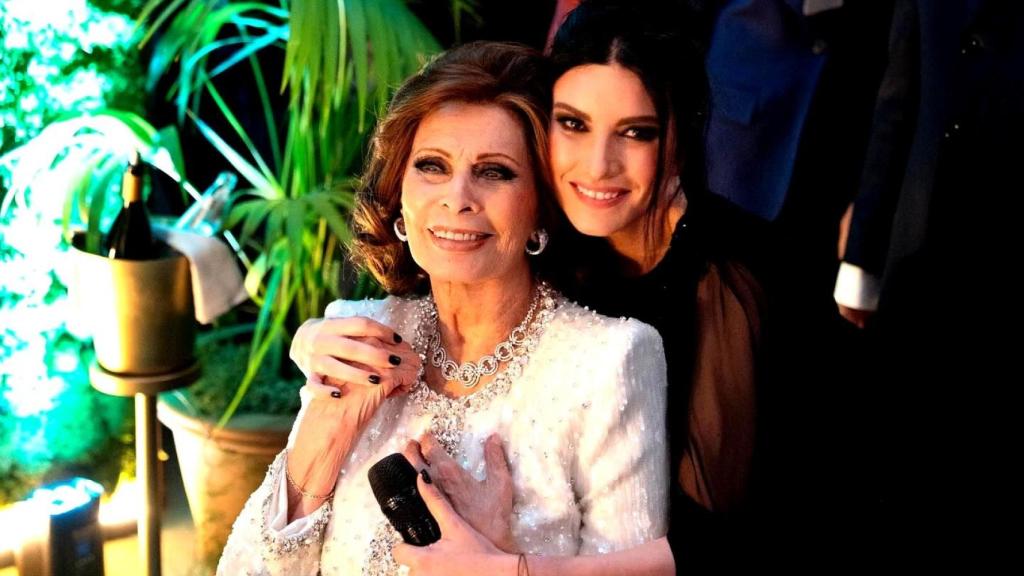 Sophia Loren junto a Laura Pausini en la celebración de su 90º cumpleaños, este pasado viernes.