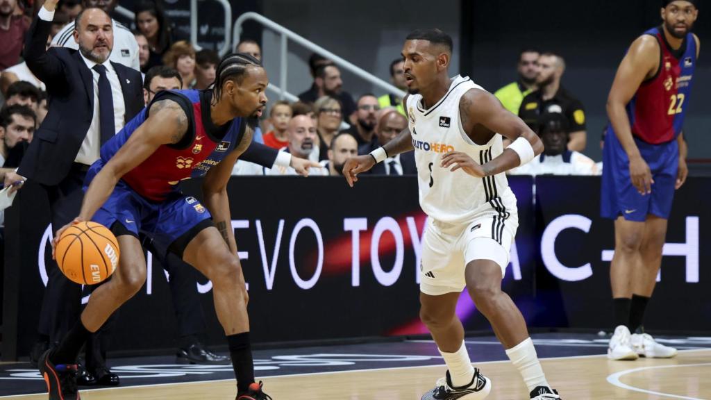 Kevin Punter, con el balón ante Rathan-Mayes durante el partido de Supercopa entre Real Madrid y Barça.