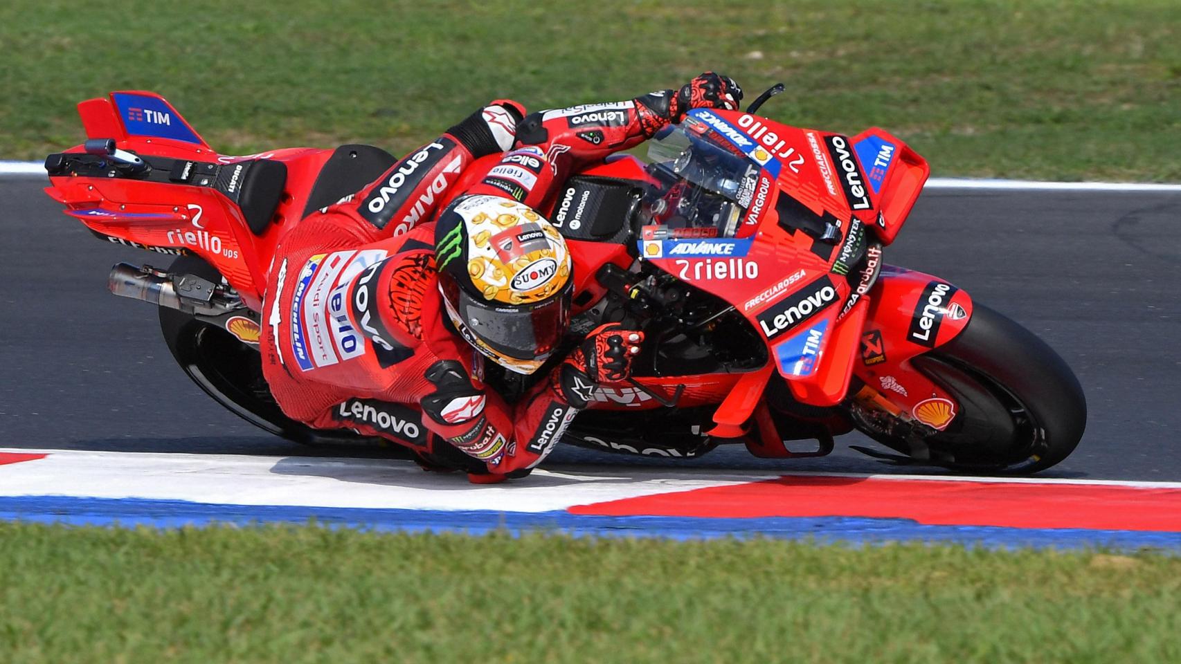 Pecco Bagnaia, con su nuevo casco de tortellini, traza un viraje con su GP24 en el circuito de Misano.