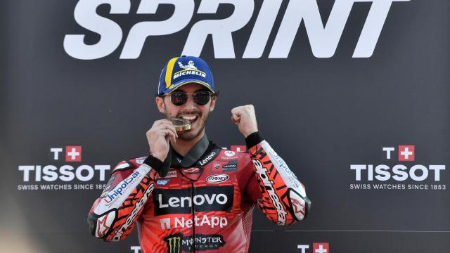 Pecco Bagnaia muerde su medalla de ganador de la carrera al sprint, en el circuito de Misano.