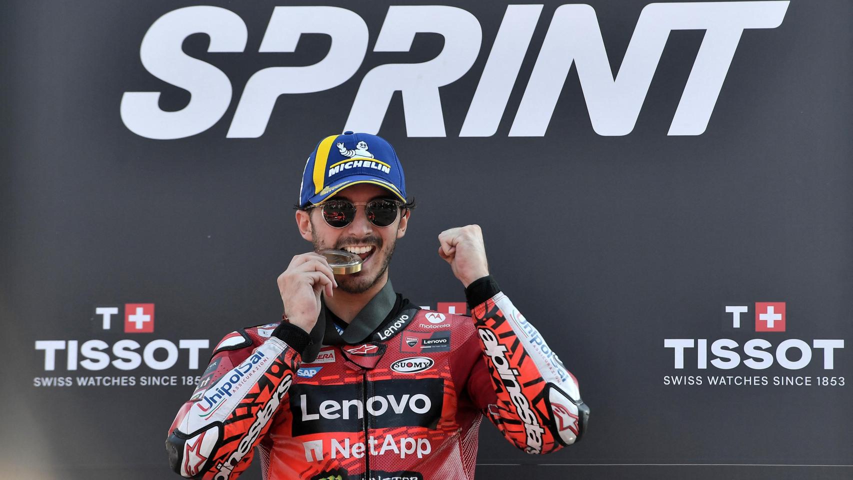 Pecco Bagnaia muerde su medalla de ganador de la carrera al sprint, en el circuito de Misano.