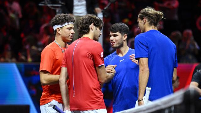 Alcaraz y Zverev saludan a Shelton y Frtiz tras el partido.