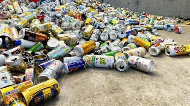 Latas de aluminio en un contenedor para ser recicladas.