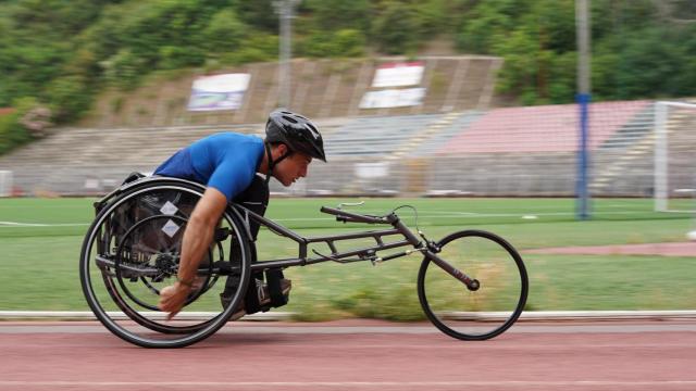 Un chico joven haciendo ciclismo adaptado.