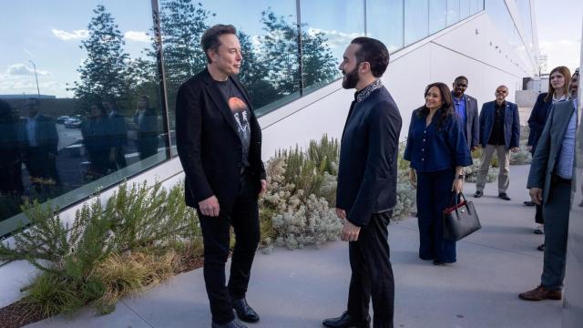 Fotografía cedida por el gobierno de El Salvador de el empresario Elon Musk (i) reunido con el presidente salvadoreño, Nayib Bukele este viernes, en Texas.