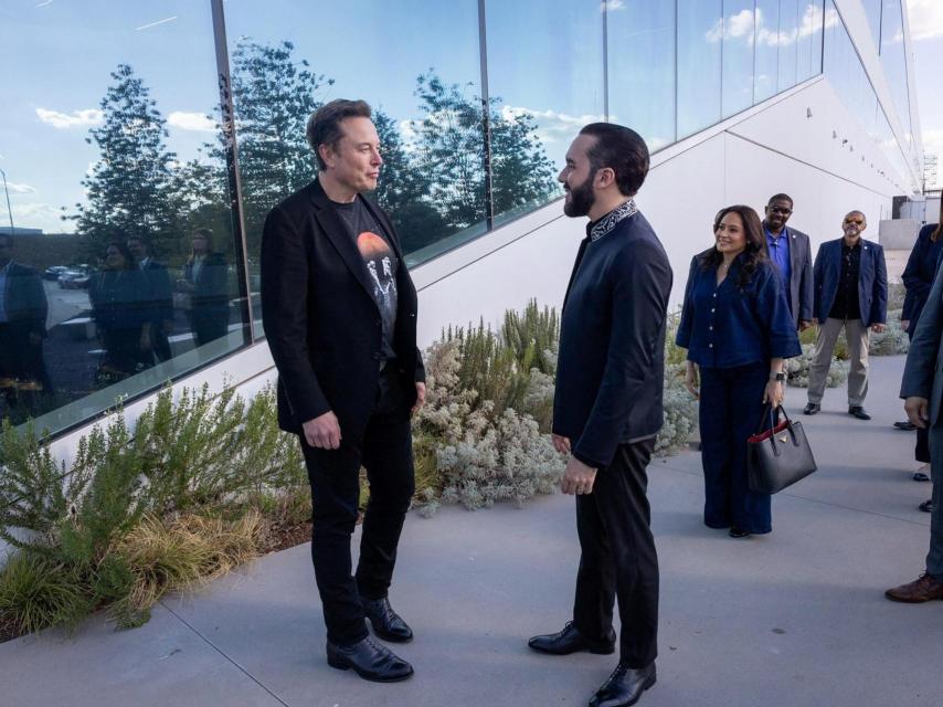 Fotografía cedida por el gobierno de El Salvador del empresario Elon Musk reunido con el presidente salvadoreño, Nayib Bukele, en Texas.