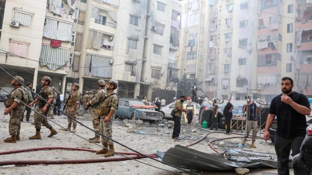 Edificios dañados tras el bombardeo israelí en los suburbios meridionales de Beirut.