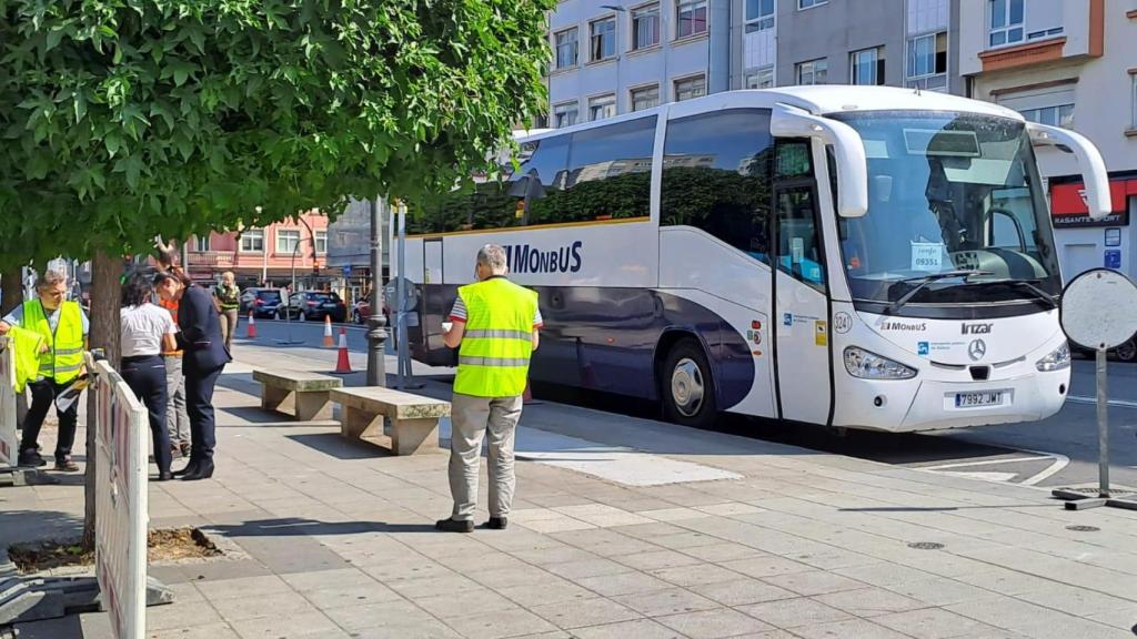 Buses fletados por Renfe frente a San Cristóbal por las obras de la intermodal